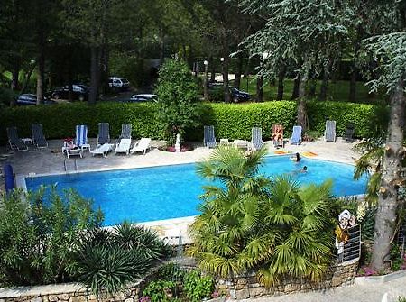 La Vieille Tour Bed and Breakfast Salavas Εξωτερικό φωτογραφία
